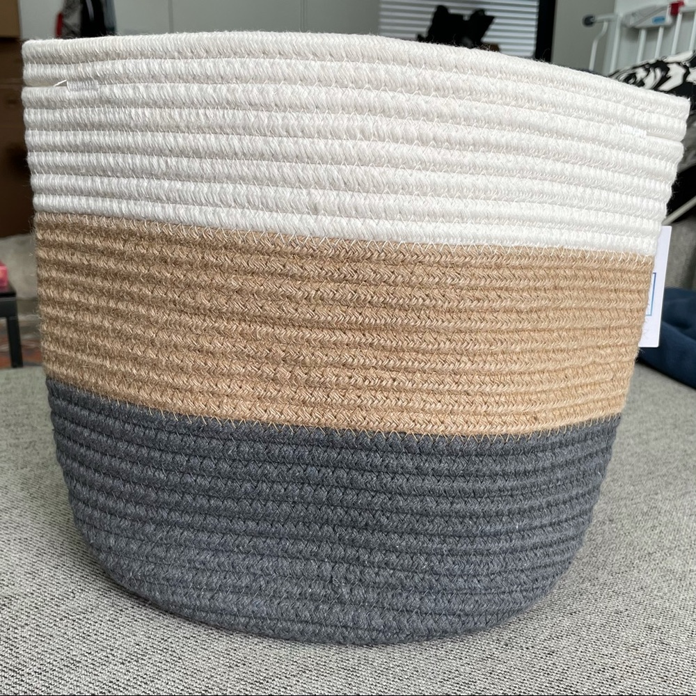 NWT! 11” round plant rope basket